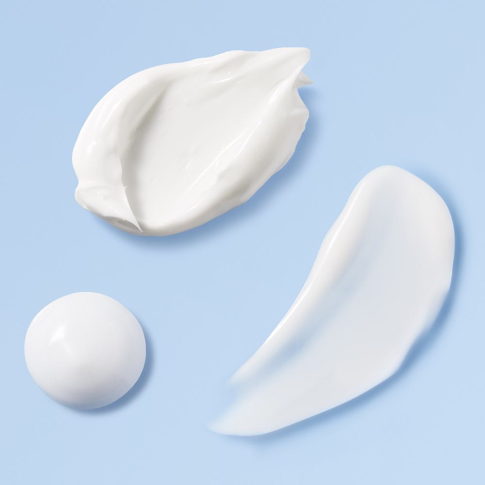 Tre campioni di crema su sfondo azzurro. Diverse consistenze: sfera, striscia, macchia.