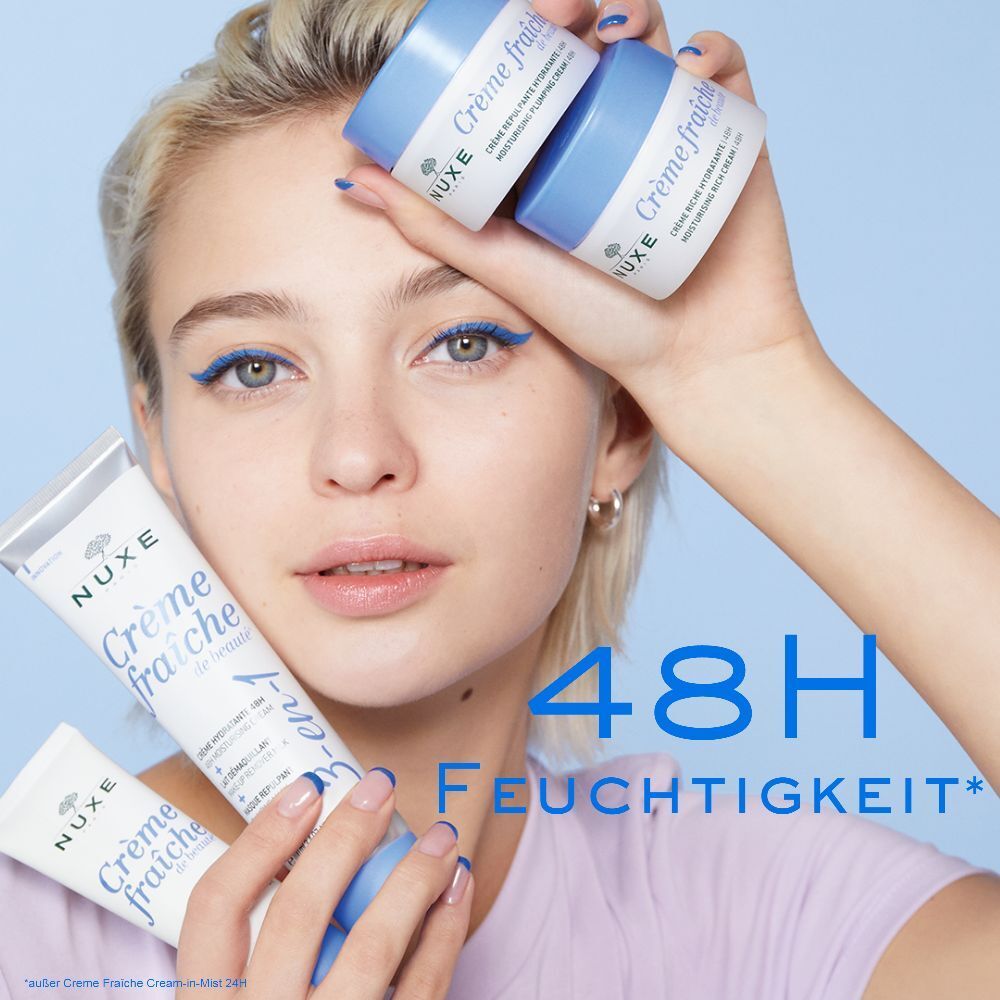 Donna che tiene prodotti Crème Fraîche de Beauté. Due vasetti e un tubo. Testo: 48H di idratazione. Sfondo blu.