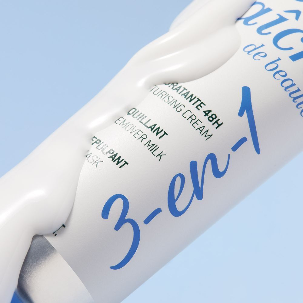 Primo piano del tubo di Crème Fraîche de Beauté. Testo: 3-en-1, Crema Idratante 48H, Lait Demaquillant, Masque Repulpant. Blu.