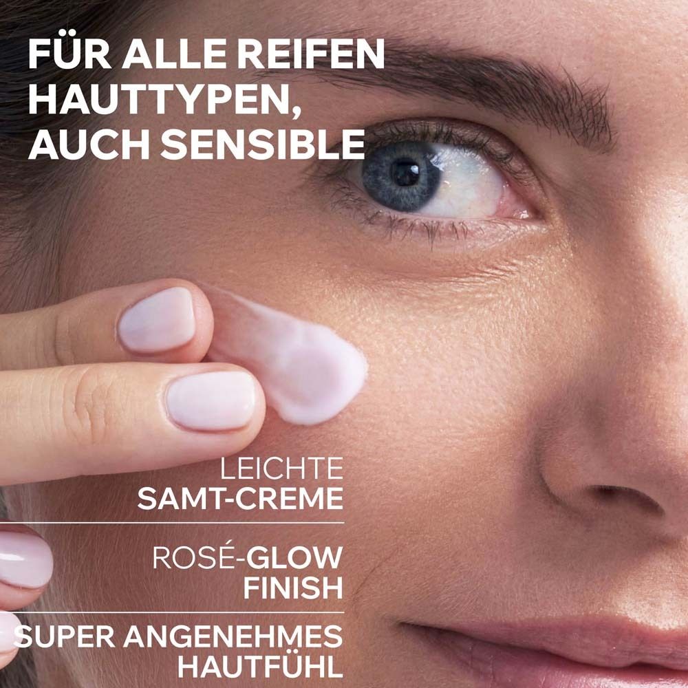 Primo piano di un viso. Applicazione di crema. Testo: Per tutti i tipi di pelle matura, anche sensibili. Crema vellutata leggera.