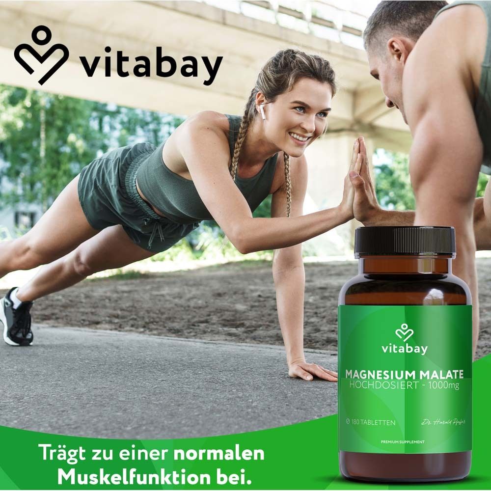 Donna e uomo che fanno sport. Flacone marrone «vitabay Magnesium Malate 1000 mg». Testo: «Contribuisce alla normale funzione muscolare».