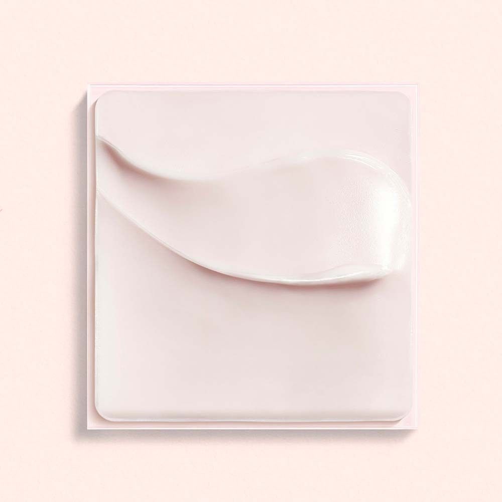 Crema rosa su base quadrata. Texture della crema visibile.