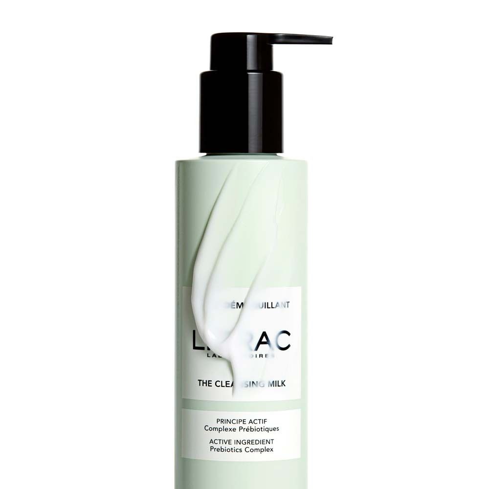 Flacone verde chiaro con dosatore nero. Scritta: LIERAC, The Cleansing Milk. Goccia di crema.