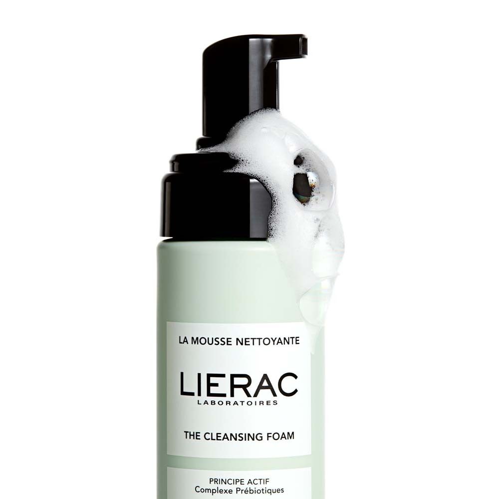 Flacone verde con erogatore nero. Fuoriesce schiuma. Scritta: LIERAC, THE CLEANSING FOAM.