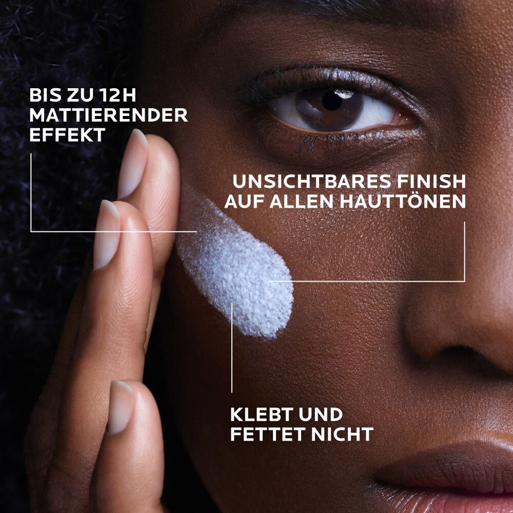 Viso con prodotto applicato. Testo: Effetto opacizzante fino a 12 ore. Finitura invisibile su tutti i toni della pelle. Non appiccica e non unge.