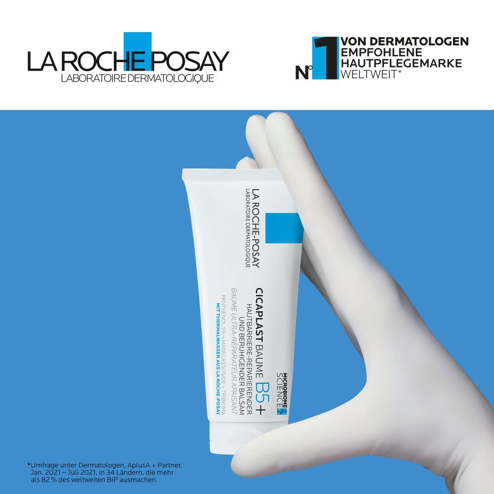 Mano che tiene il tubo La Roche-Posay Cicaplast Baume B5+. Bianco, blu.