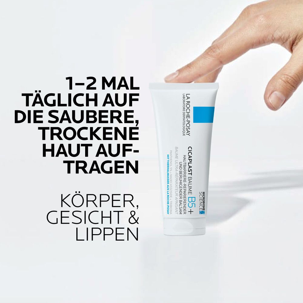 Mano con tubo La Roche-Posay Cicaplast Baume B5+. Testo: Applicare quotidianamente.