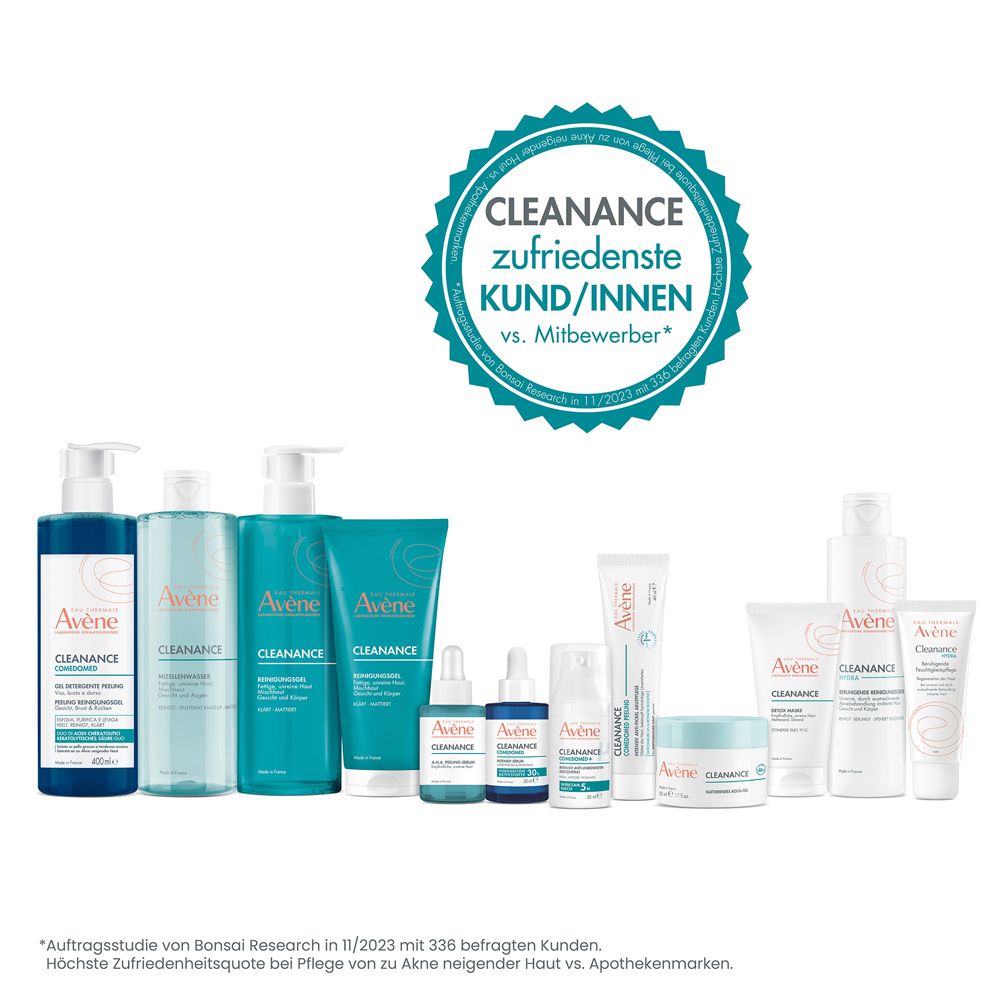 Linea prodotti Avene Cleanance con dispenser, flaconi, tubetti e barattoli turchesi e bianchi.