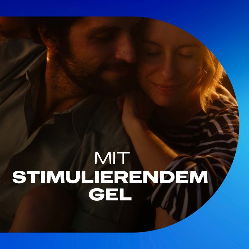 Uomo e donna in un abbraccio intimo, con testo "MIT STIMULIERENDEM GEL".