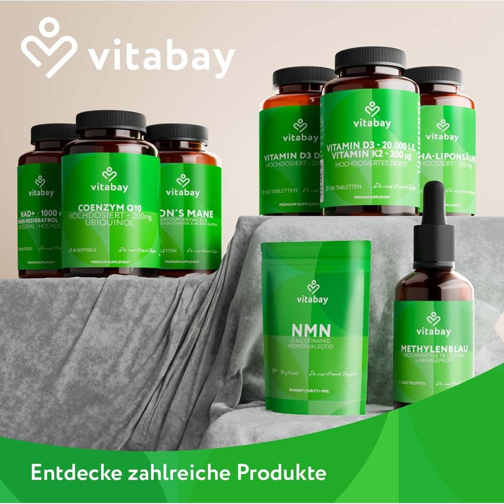 Diverse bottiglie e prodotti. Logo vitabay®. Coenzima Q10, Vitamina D3, Vitamina K2, NMN, Blu di metilene.