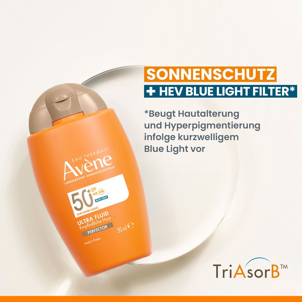 Flacone su piatto bianco. Testo: Protezione solare + filtro luce blu. Previene l'invecchiamento.