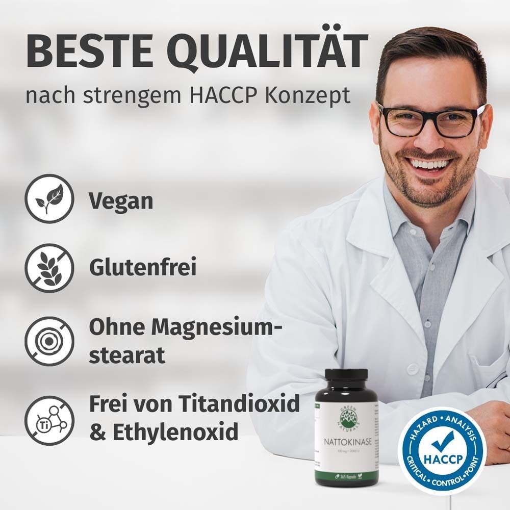 Uomo con occhiali e camice da medico. Flacone di nattokinase. Testo: Migliore qualità, vegano, senza glutine, senza stearato di magnesio.