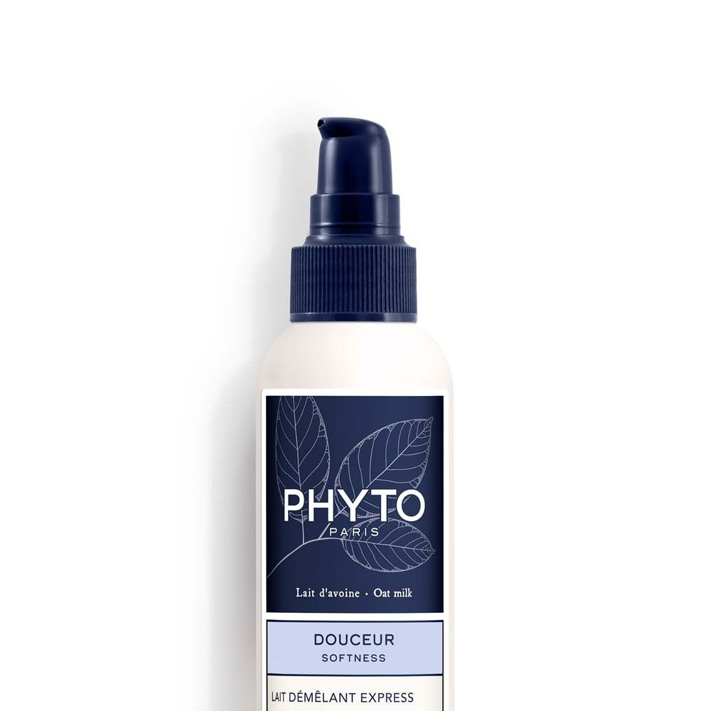 Flacone bianco con erogatore a pompa. Etichetta blu scuro con motivo a foglie e scritta "PHYTO PARIS". Contiene "Douceur Softness" e "Lait Démêlant Express".