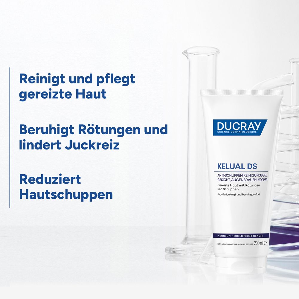 Tubo Gel Ducray Kelual DS con attrezzature di laboratorio. Testo: Pulisce e cura la pelle irritata, Lenisce i rossori e allevia il prurito, Riduce la desquamazione.