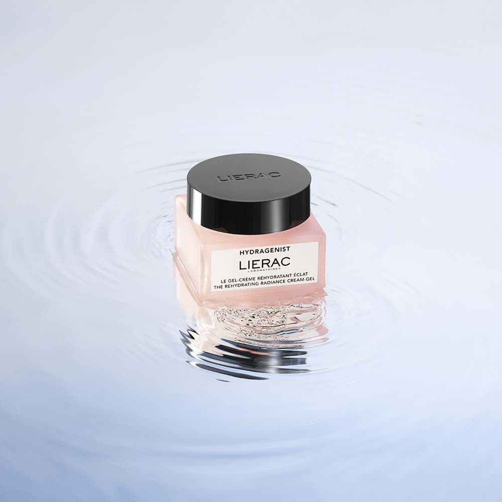 Vasetto rosa con coperchio nero nell'acqua. Scritta: HYDRAGENIST, LIERAC, LE GEL-CRÈME RÉHYDRATANT ÉCLAT.
