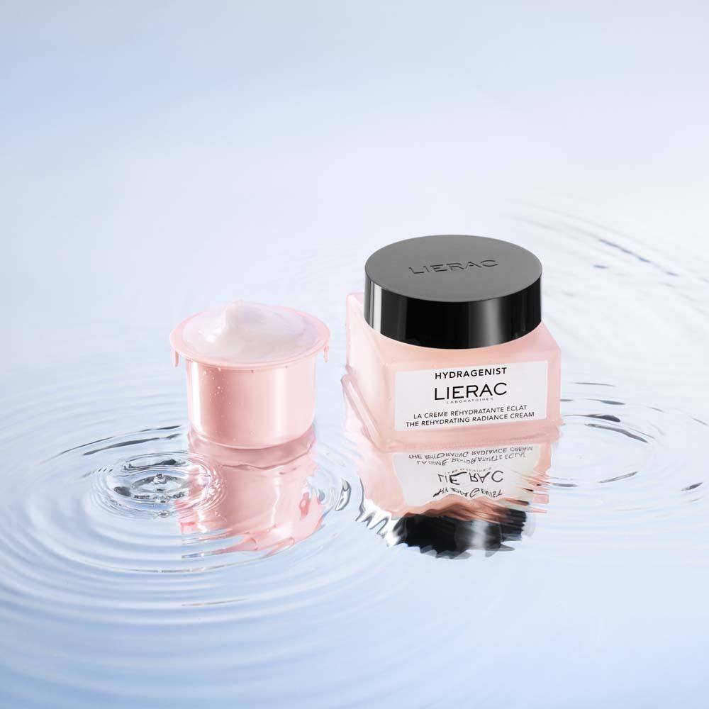 Vaso di crema rosa e ricarica nell'acqua. Coperchio nero con logo LIERAC.