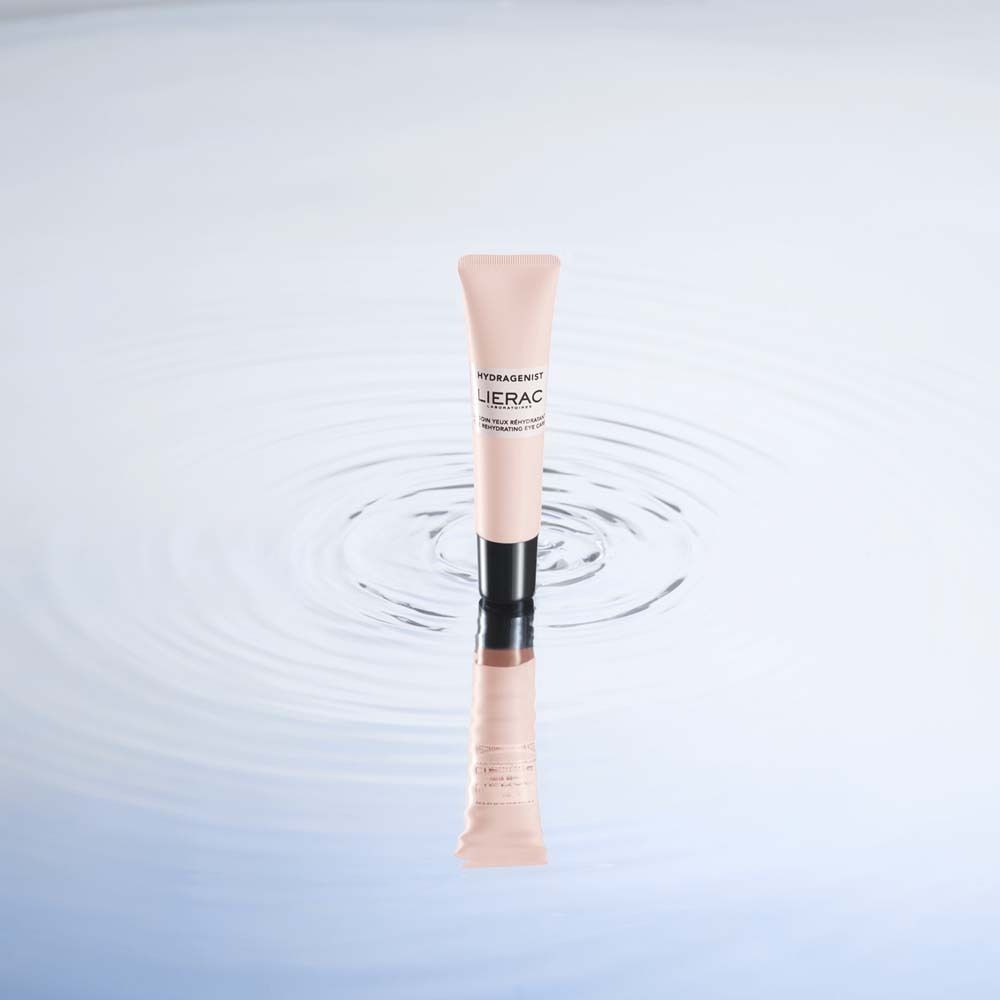 Tubo rosa con tappo nero nell'acqua. Scritta: Hydragenist, LIERAC. Testo: Le soin yeux réhydratant, The rehydrating eye care.