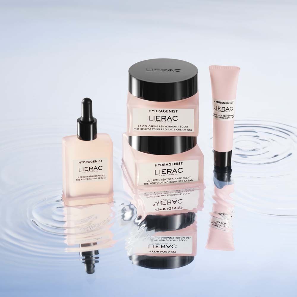 Diversi prodotti nell'acqua. Scritta: Hydragenist, LIERAC. Prodotti: siero, crema, crema occhi. Testo: Le soin yeux réhydratant.