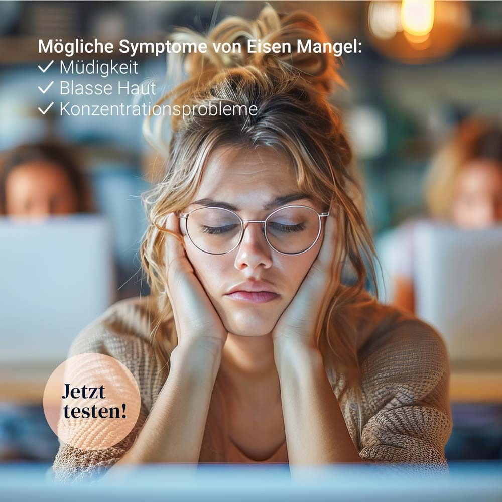 Donna con occhiali, mani sulla testa. Testo: Possibili sintomi di carenza di ferro: affaticamento, pelle pallida, problemi di concentrazione.