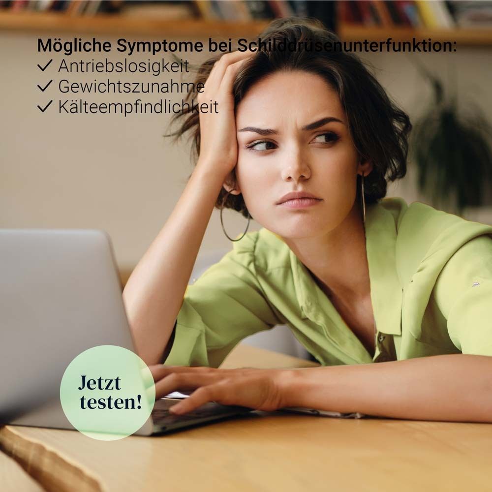 Donna con laptop, pensierosa. Testo: Possibili sintomi di ipotiroidismo: affaticamento, aumento di peso, sensibilità al freddo. Testo: Fai il test ora!