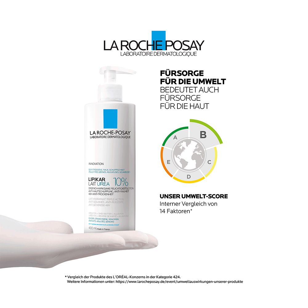 Flacone La Roche-Posay Lipikar Lait Urea 10%. Punteggio ambientale. Mano che tiene il flacone.