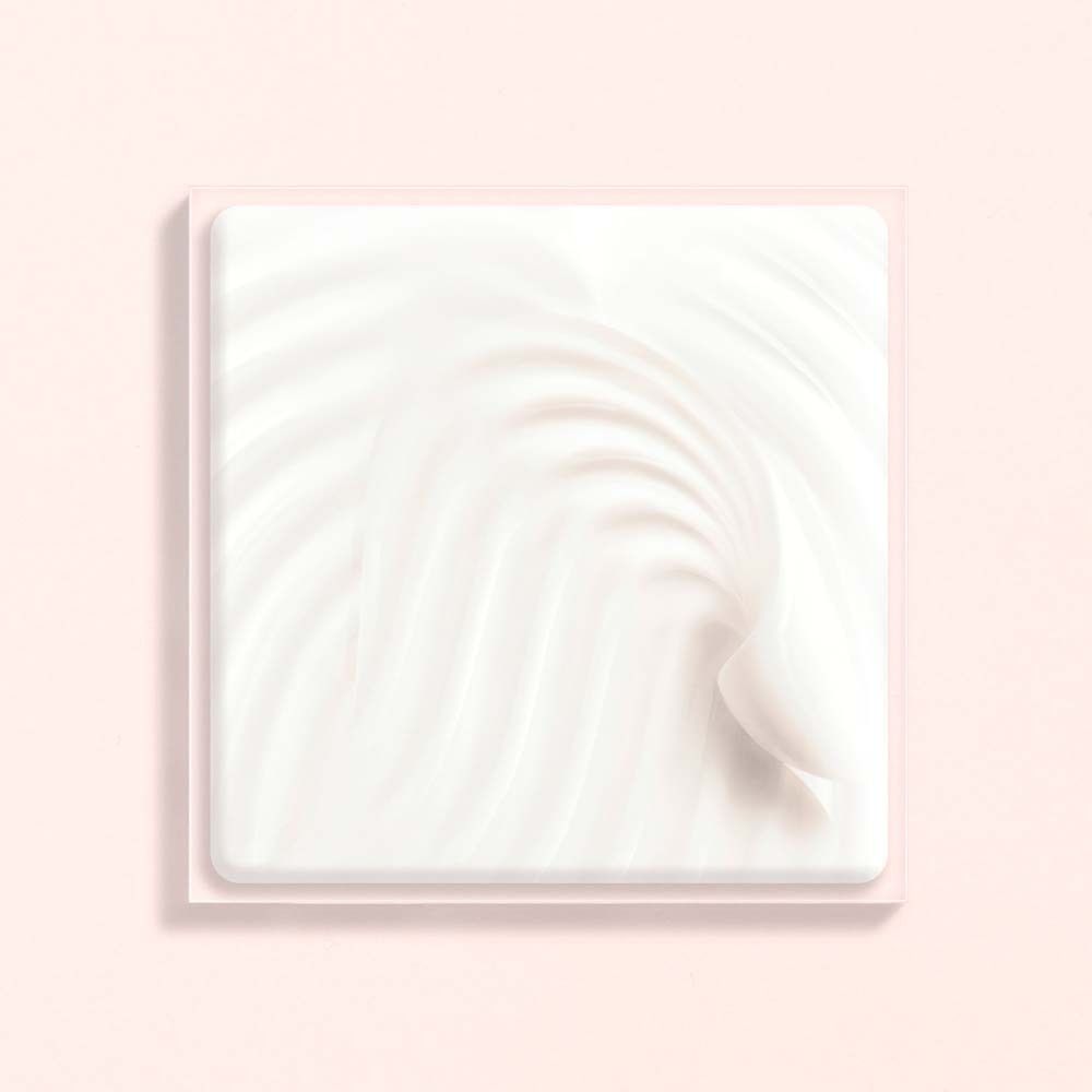 Campione di crema quadrato. Crema bianca con superficie ondulata. Sfondo rosa.