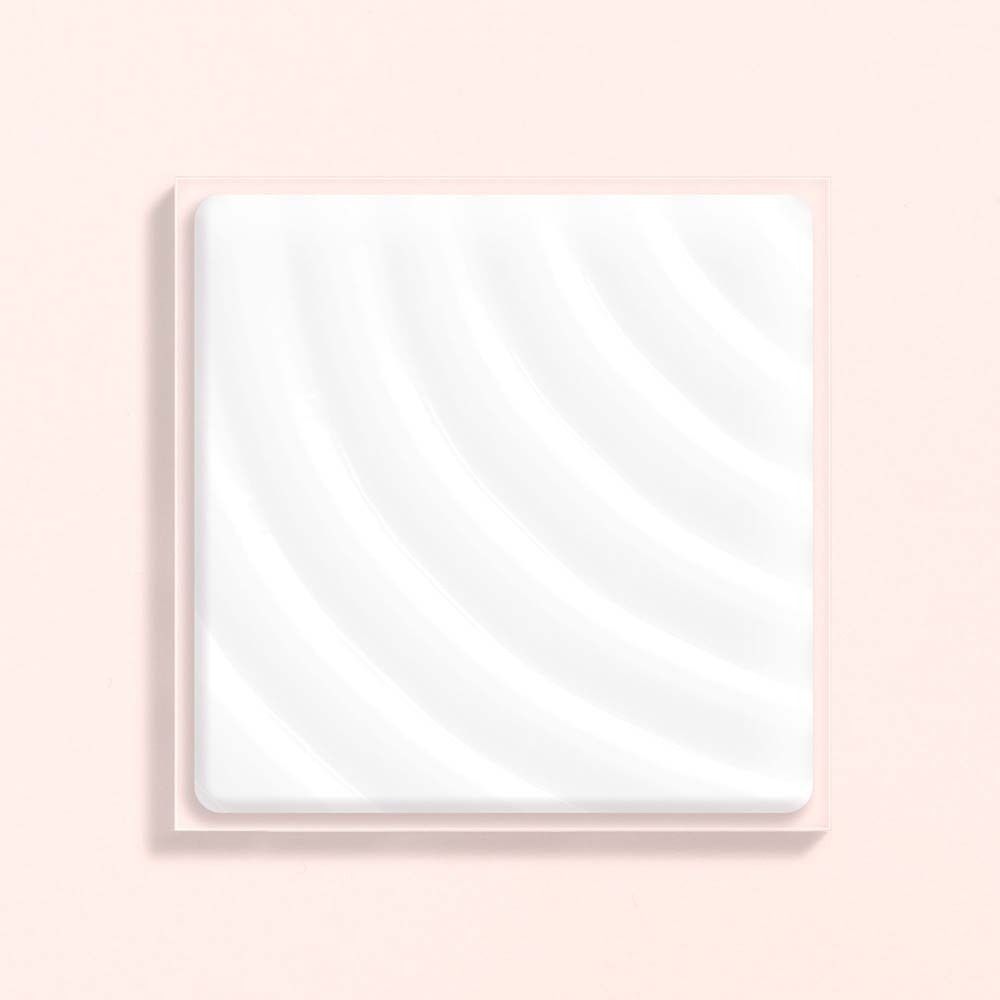 Crema bianca quadrata su sfondo rosa. Texture ondulata. In una cornice rosa.