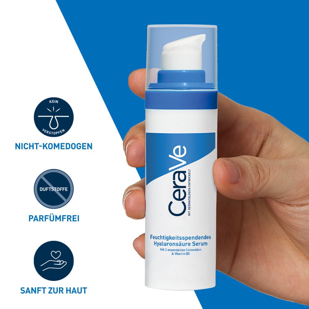 Flacone di siero CeraVe in mano. Non comedogenico, senza profumo, delicato sulla pelle. Colori blu e bianco.