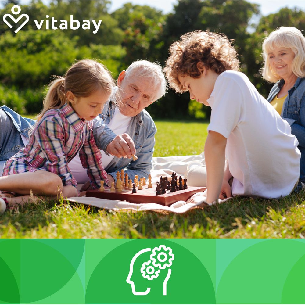 Famiglia che gioca a scacchi nel parco. Logo: Vitabay. Didascalia: Cervello con ingranaggi.