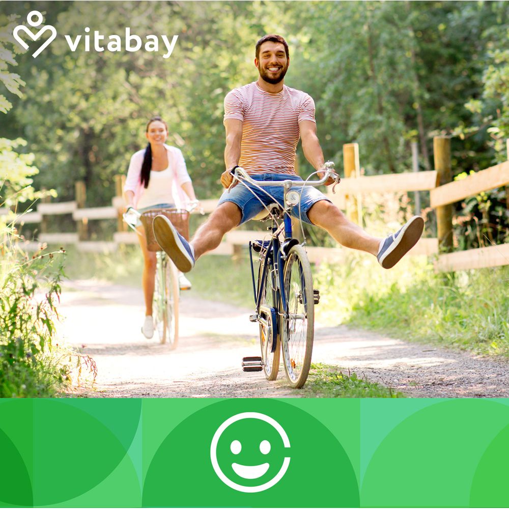 Uomo e donna vanno in bicicletta. Logo: Vitabay. Didascalia: Faccina sorridente.