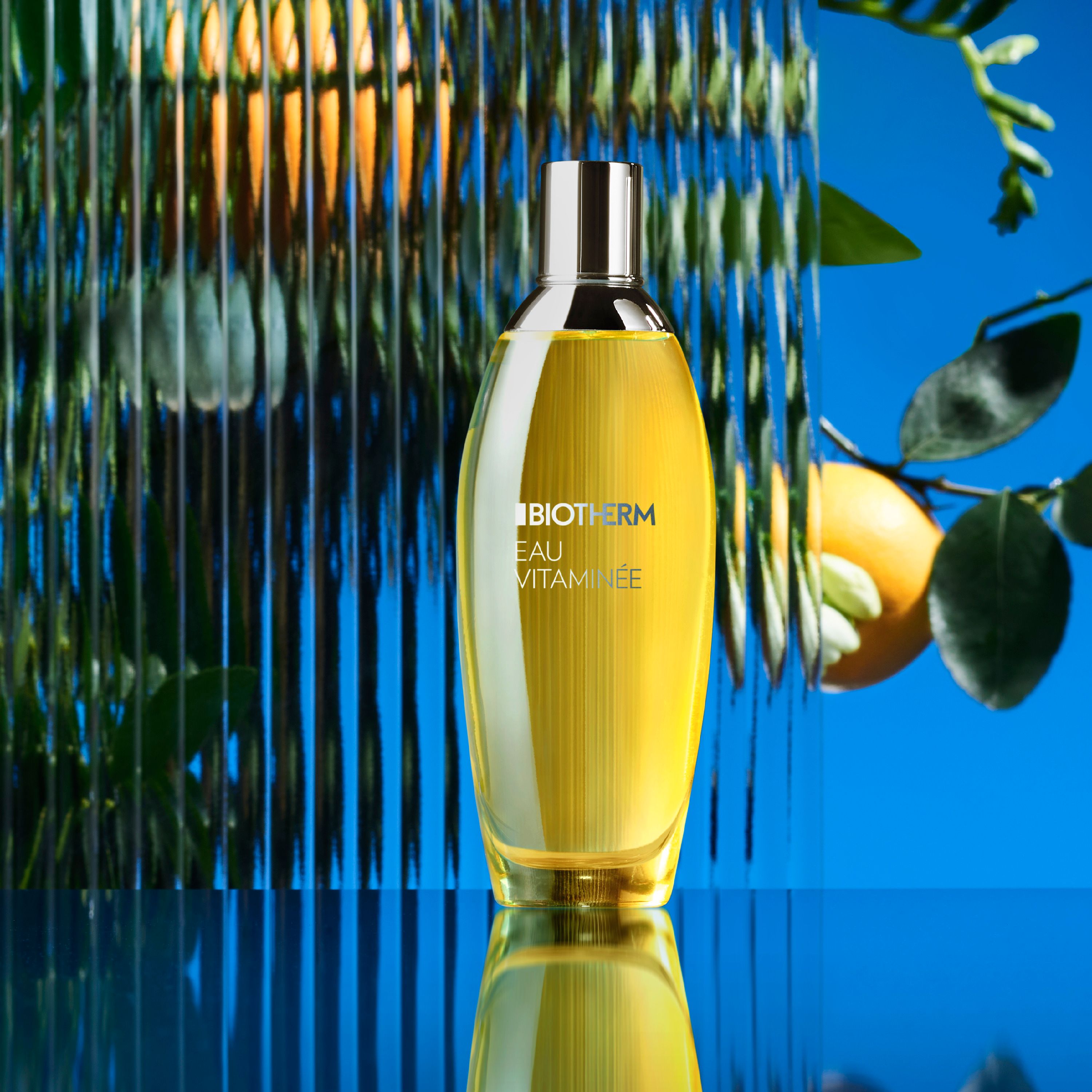 Flacone giallo su sfondo blu. Scritta: BIOTHERM EAU VITAMINÉE.