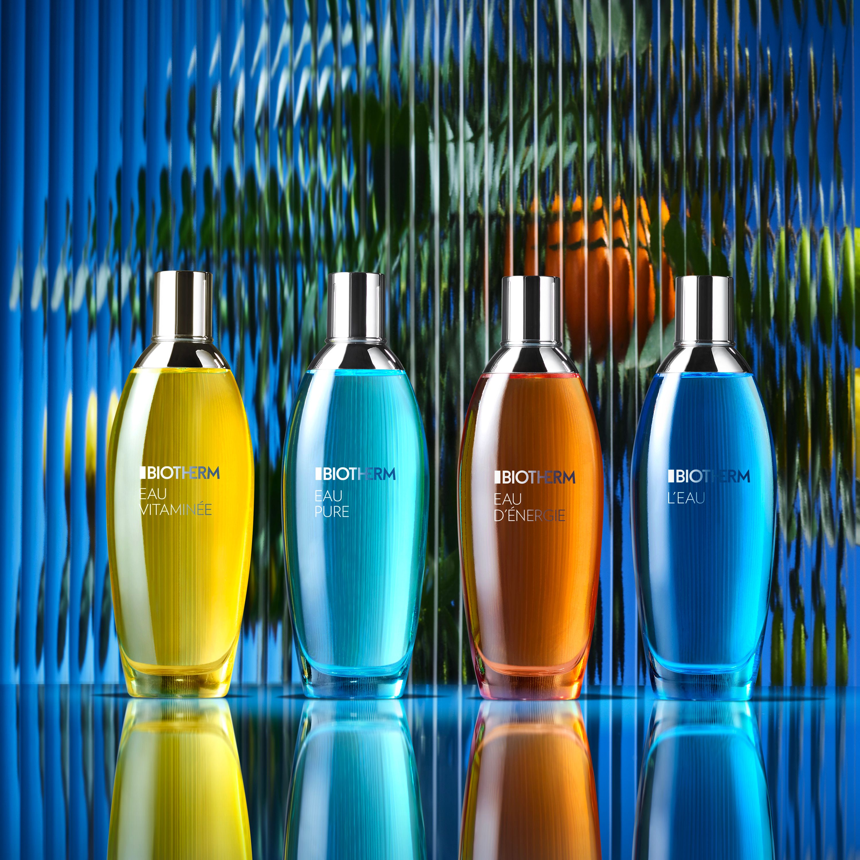 Quattro flaconi di diversi colori. Scritta: BIOTHERM EAU VITAMINÉE.
