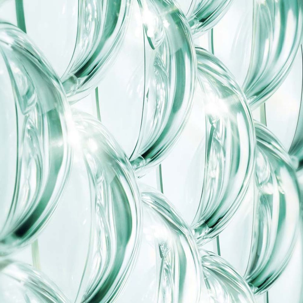 Primo piano di strutture trasparenti a nido d'ape. Illuminazione chiara.