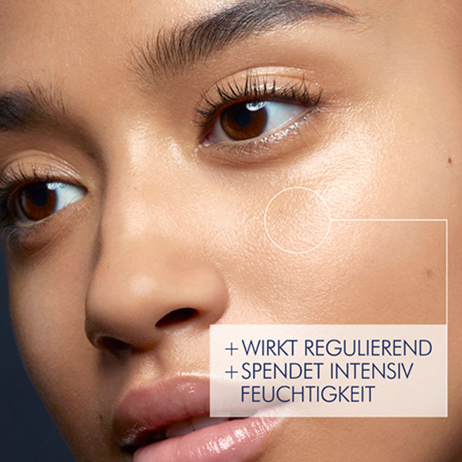 Primo piano di un viso. Testo: + WIRKT REGULIEREND + SPENDET INTENSIV FEUCHTIGKEIT.