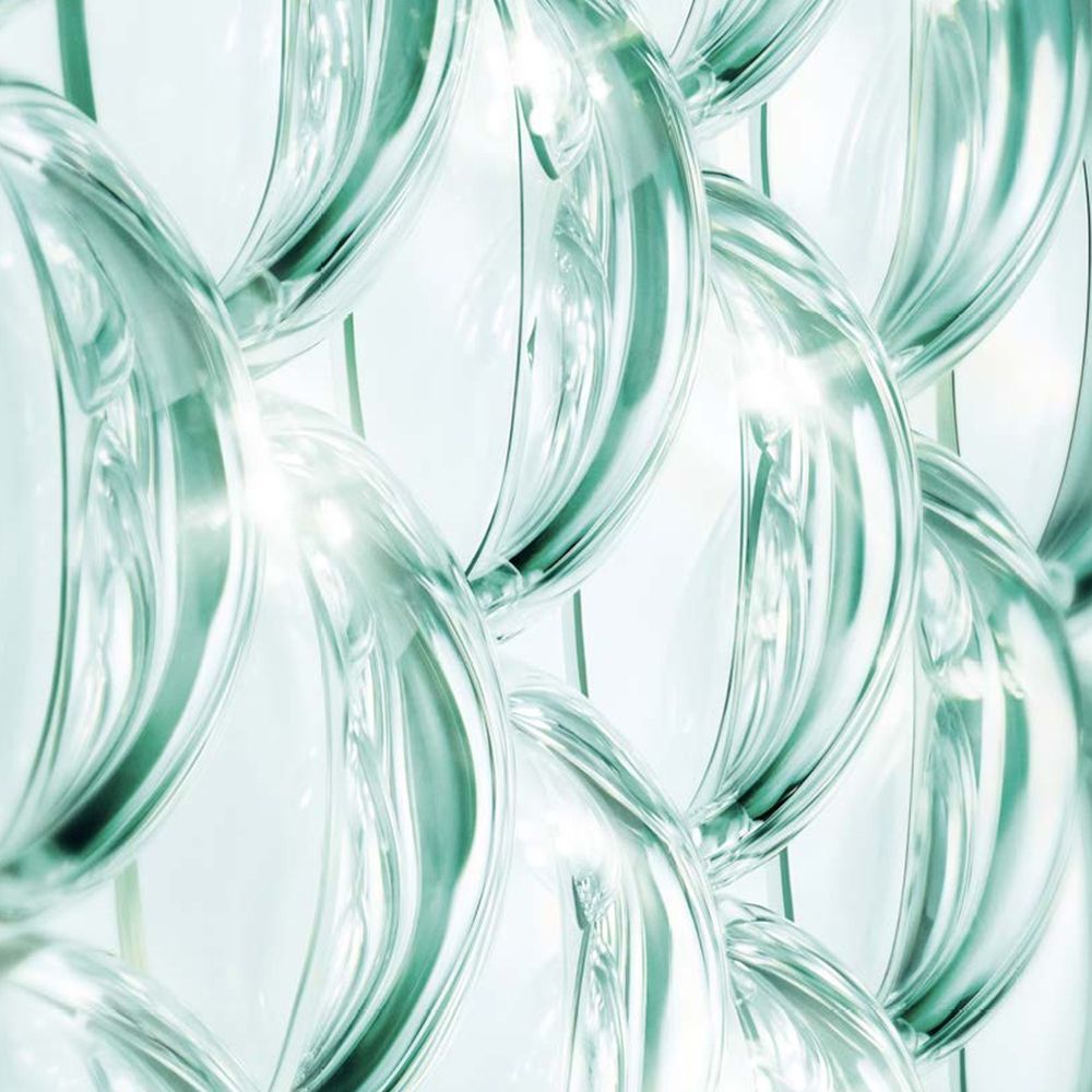 Primo piano di forme ovali trasparenti. Illuminazione chiara.