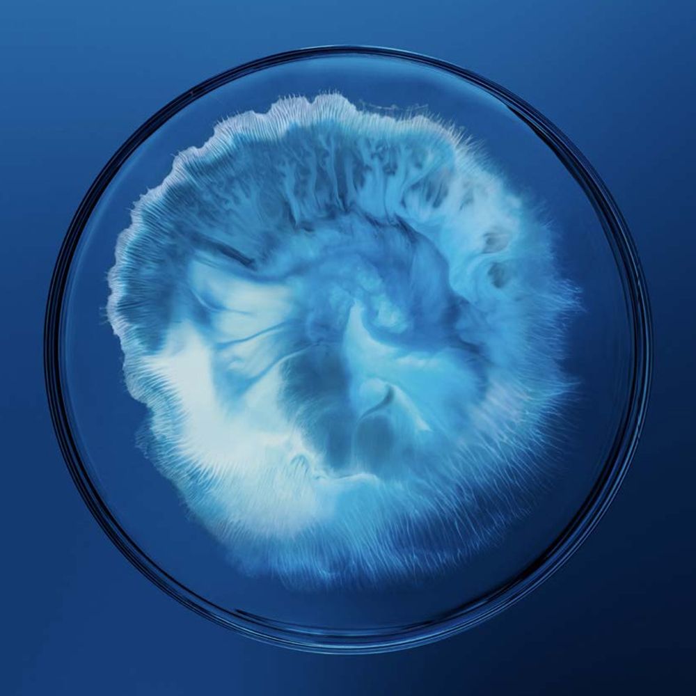 Liquido blu in una ciotola rotonda. Texture bianca a vortice. Ambiente blu.