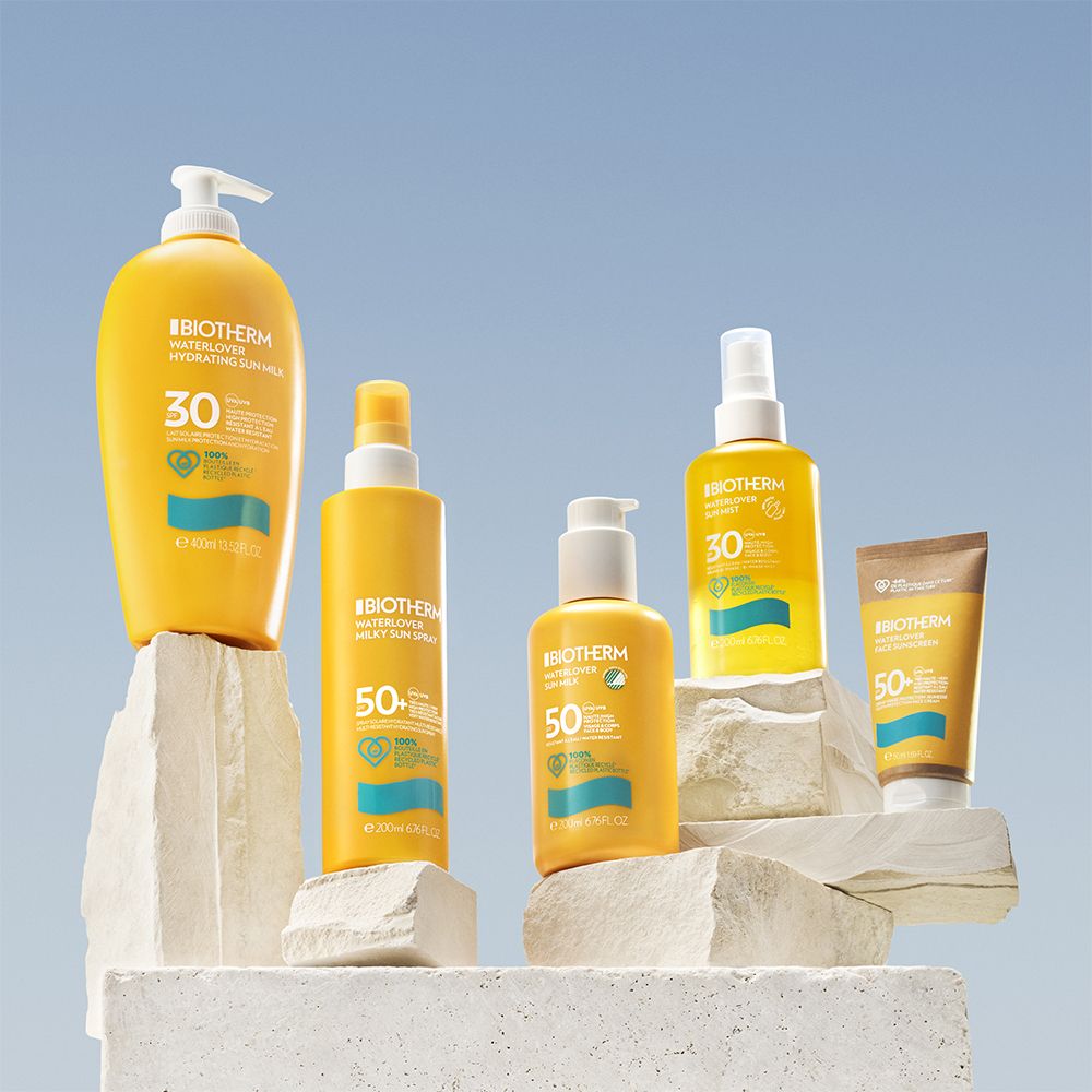 Vari prodotti BIOTHERM Lait Solaire su pietre. Flaconi e tubo. SPF 30 e 50.