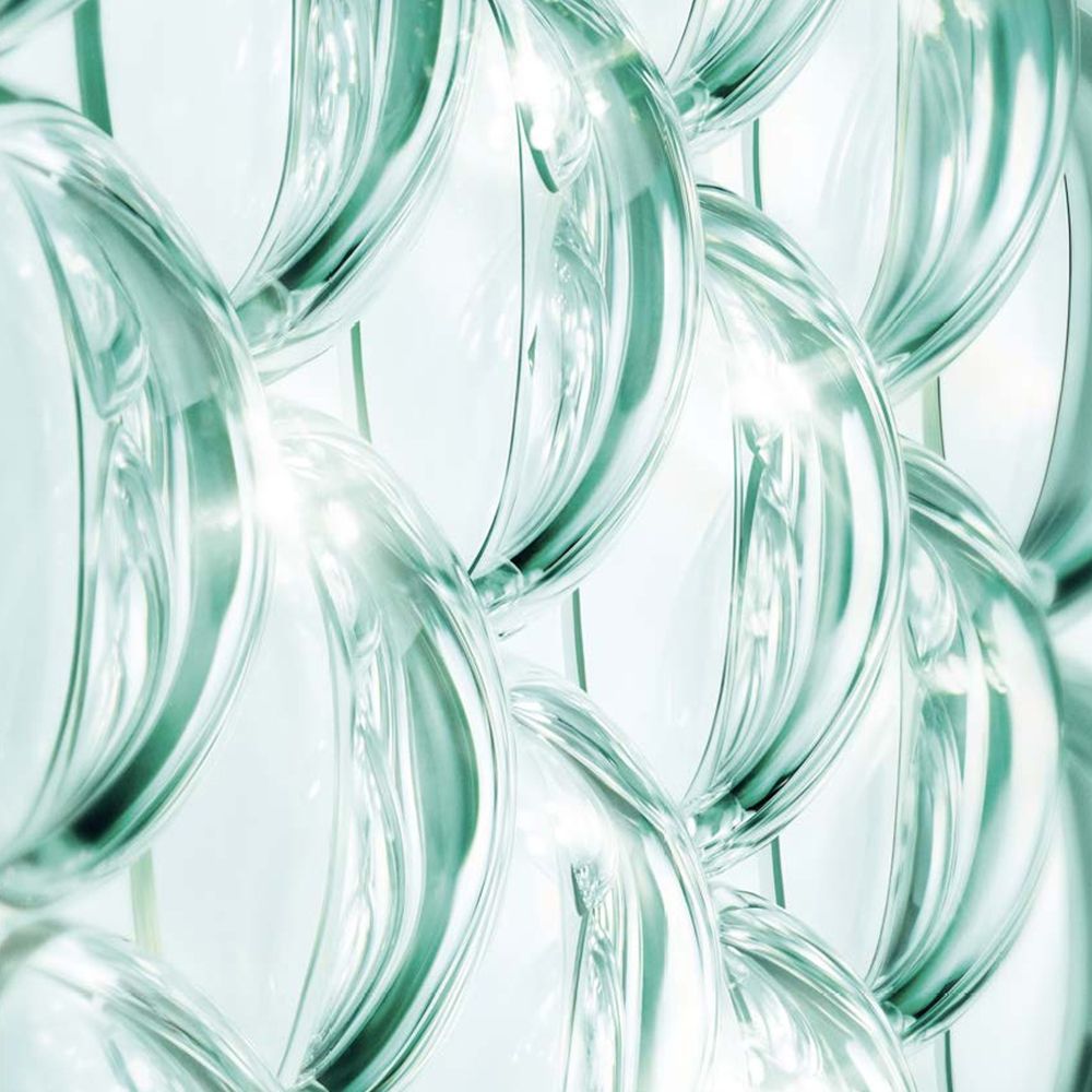 Primo piano di forme ovali trasparenti, simili a bolle, disposte in un motivo.