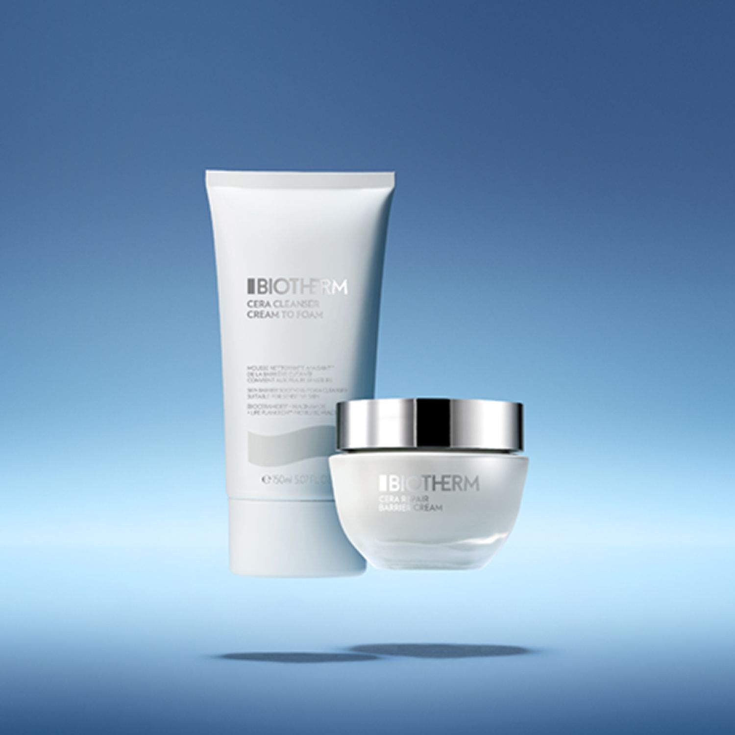 Tubo e vasetto BIOTHERM Cera Cleanser. Disposizione fluttuante su sfondo blu.