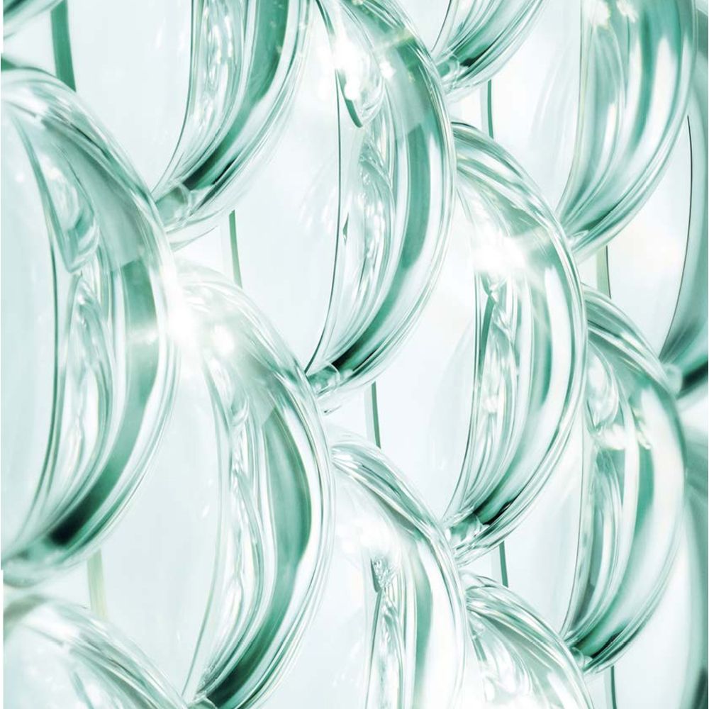 Primo piano di strutture trasparenti a forma di bolla. Illuminazione intensa.