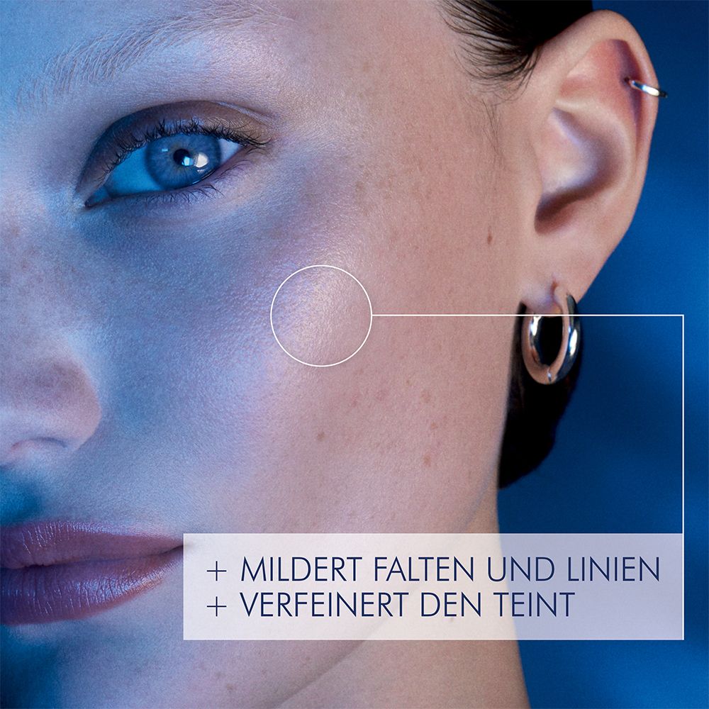 Primo piano di un viso. Testo: + riduce rughe e linee sottili + affina l'incarnato.