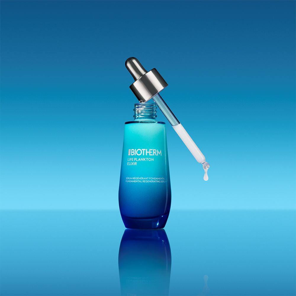 Flacone blu trasparente con pipetta argentata. Goccia di siero. Scritta: BIOTHERM LIFE PLANKTON ELIXIR.