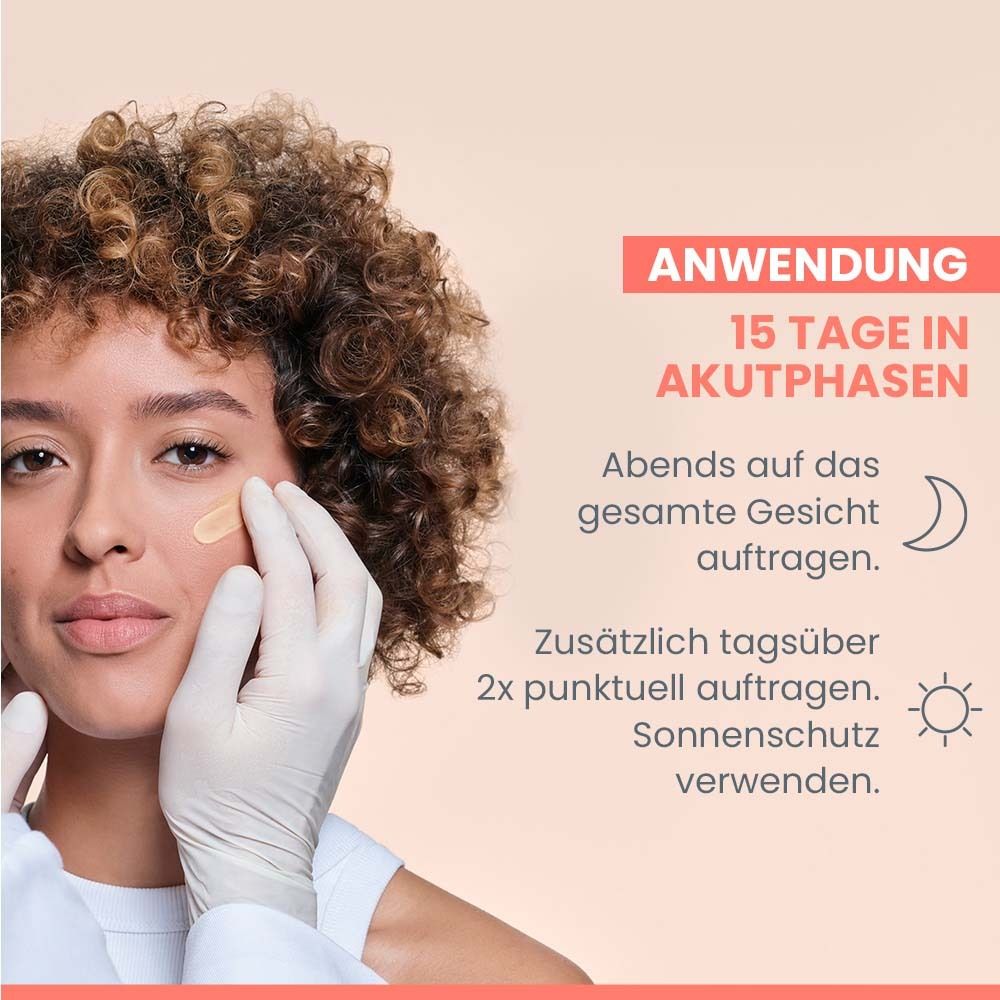 Una persona applica una crema sul viso. Istruzioni per l'uso accanto.