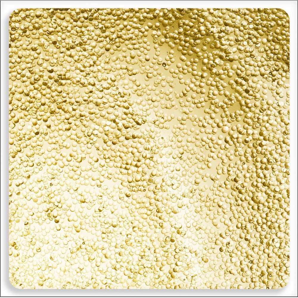 Primo piano di piccole sfere dorate, che ricordano un siero.