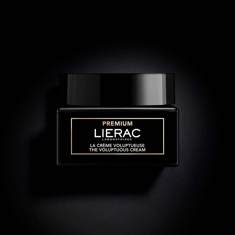 Vasetto nero con coperchio. Scritta: PREMIUM LIERAC. Testo: LA CRÈME VOLUPTUEUSE.