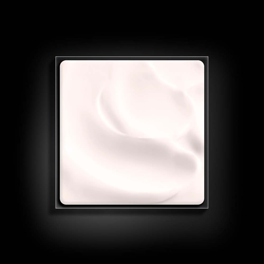 Crema in un vasetto quadrato. Superficie della crema color crema.
