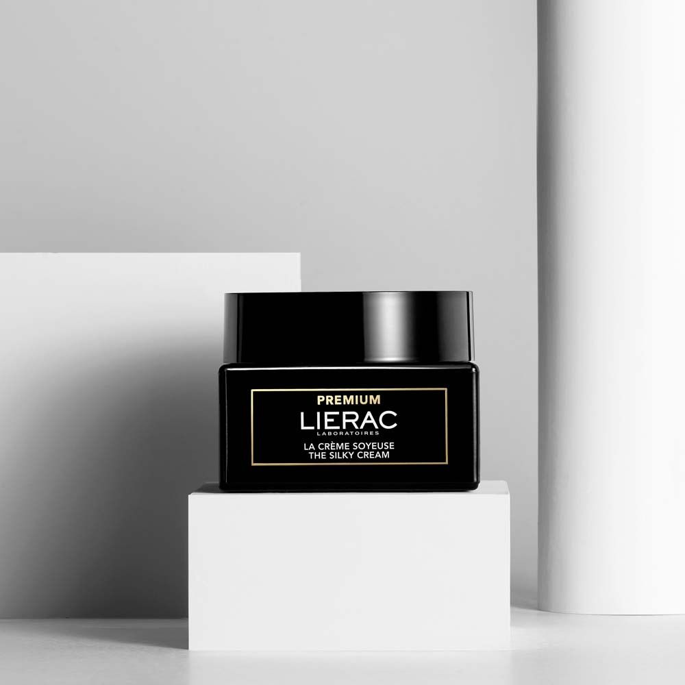 Vaso nero su blocchi bianchi. Scritta: PREMIUM, LIERAC, LA CRÈME SOYEUSE, THE SILKY CREAM.