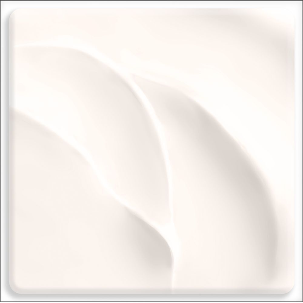 Primo piano di una crema bianca con texture ondulata, su sfondo quadrato.