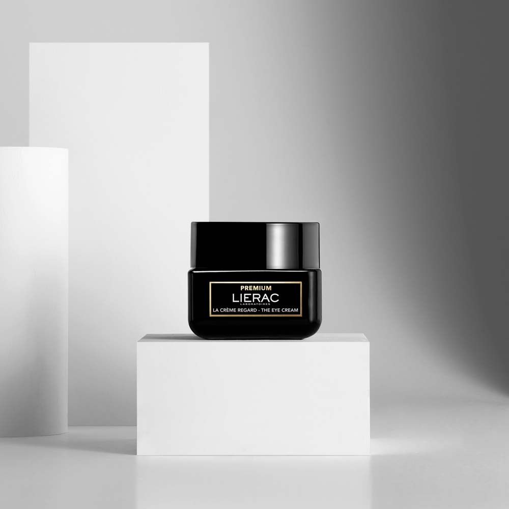 Vasetto nero su piedistallo bianco. Scritta: LIERAC LA CRÈME REGARD - THE EYE CREAM.