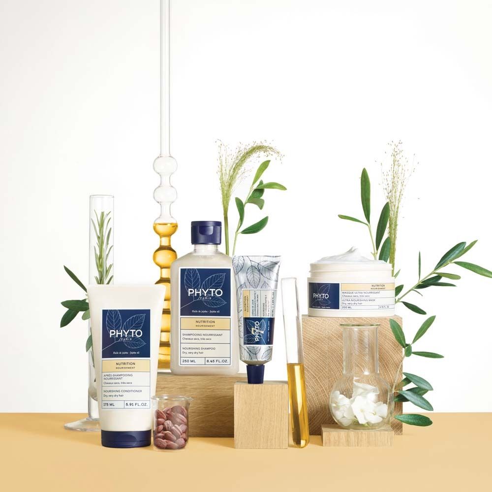 Cinque prodotti per la cura dei capelli Phyto: un tubetto, una bottiglia, un tubetto, un vasetto e una piccola scatola di capsule.